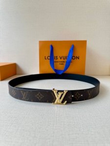 本款3.0宽 Lv Initiales 双面腰带拼接光滑牛皮革和标志性 Monogram 帆布，搭配抛光 Lv Initiales 搭扣，实现多样造型选择，与路