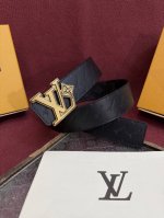 Lv Dimension 4.0双面腰带将经典格调引入新颖尺幅设计。皮革压印 Lv 字母和 Monogram 花卉，与纤秀 Lv 字母搭扣相映成趣，令品牌标识低