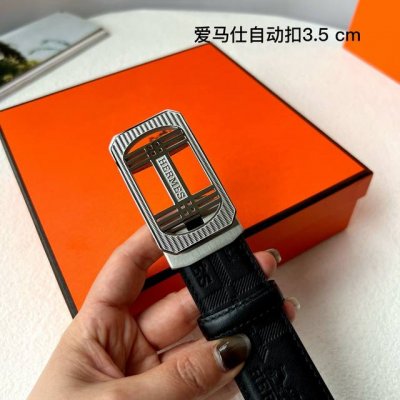 特 品牌： 万宝龙 新款进口小牛皮，手感细腻柔软。搭配纯钢自动精品钢扣，男士必备！宽度：3.5Cm