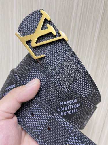 特 4.0Mm当季新款 一面一面帆布印格，一面小牛压花，搭配精品扣头做工精细，质量保证。