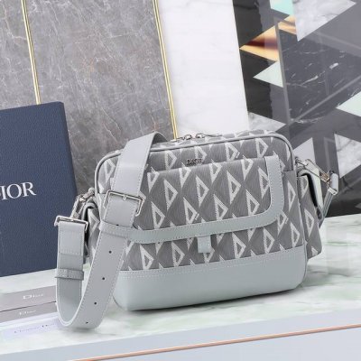 这款 Dior Hit The Road 信使包是本季新品，将现代风格与 Dior 的高订精神融为一体。采用迪奥灰Cd Diamond 图案帆布和光滑牛皮革精心