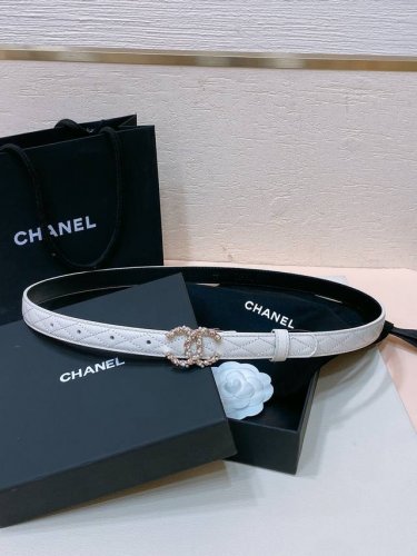 特 Chanel 24C 珍珠 水钻白 与 水钻粉 Logo搭扣 黄铜金属羊皮菱格带身 手感柔软 细腻 2.0Cm 码数75- -100