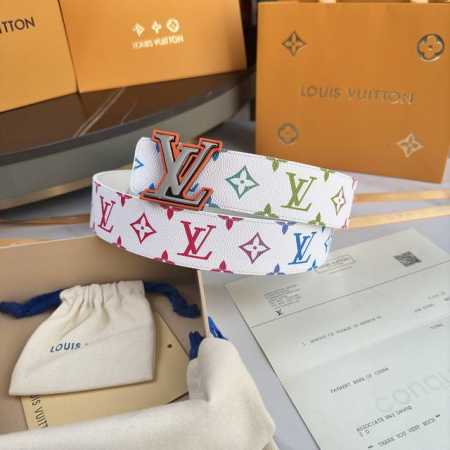 原版包裝 L0Uis Vuitt0N 專櫃最新版本 寬度40毫米 皮帶面採用定制帆布面料 原廠進口頭層小牛皮底 手感極佳 配置新型字母搭扣 雙面用 滿足不同需求 - 点击图像关闭