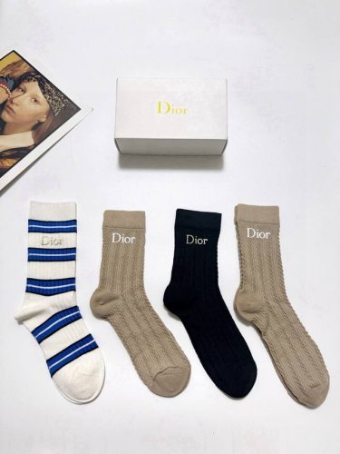 配包装 一盒4双 Dior 迪奥 经典字母 Logo 纯棉 中筒袜 ！超级软糯亲肤！ Ins爆款！专柜在售Ing 好看到爆炸 ！超高品质！经典不过时！潮人必不能