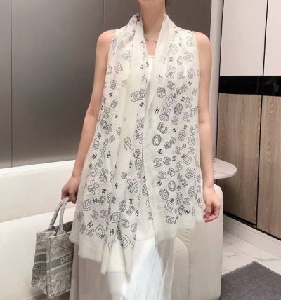 2025年香奈儿秋冬提前上新，美女都爱此款 超级有腔调！！！ 谁懂这种秋冬调性的美啊？！！！这款小香披肩也是我疯狂喜欢的一款，一试完就爱惨！！！300支戒指绒简