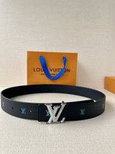 Lv首字母4.0宽 是那些欣赏色彩的人的一种生动风格 表带的一面由黑色皮革制成 印有Lv盾形图案 以彩虹渐变呈现 这种组合 加上Gleaming Buckle