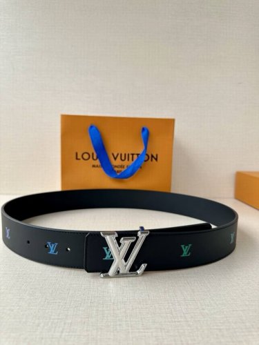 Lv首字母4.0宽 是那些欣赏色彩的人的一种生动风格 表带的一面由黑色皮革制成 印有Lv盾形图案 以彩虹渐变呈现 这种组合 加上Gleaming Buckle