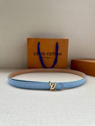 2.0宽 本款 Lv Iconic 双面腰带以纤细剪裁迎接新季，搭配标志性 Iconic 搭扣，无论展现 Monogram Reverse 帆布或素雅牛皮革，均