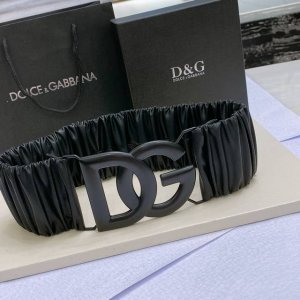Dg 徽标卷褶牛皮弹力腰带，整体包裹软质卷褶牛皮覆层，风格干练摩登，浅金色、银色 电镀金属 Dg 徽标搭扣 8Cm 尺寸S M L Xl
