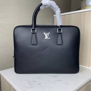 顶级专柜老鼠高端狠货 最新火爆款Lv双拉链进口头层牛皮手提公文包火爆款大量出货啦,叫嚣专柜货顶级原单货纸上谈兵吹牛皮的咱不会，请让狠货说话。款式可以复制抄袭，材