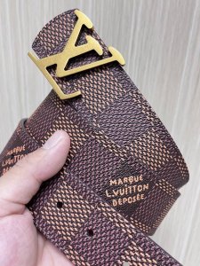 特 4.0Mm当季新款 一面一面帆布印格，一面小牛压花，搭配精品扣头做工精细，质量保证。