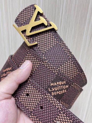 特 4.0Mm当季新款 一面一面帆布印格，一面小牛压花，搭配精品扣头做工精细，质量保证。