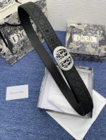 迪奥550 3.5Cm。 特 这款 Montaigne Avenue 腰带从同名手袋汲取灵感，采用黑色光滑 牛皮革精心制作，质感柔软，设计优雅，饰以富有光泽的新