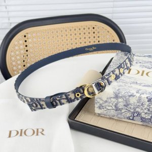 Dior 早春新款 C D搭扣黄铜腰带扣，小牛皮腰带 款式时髦优雅、可搭配牛仔裤半裙或者连衣裙，经典永存 3Cm