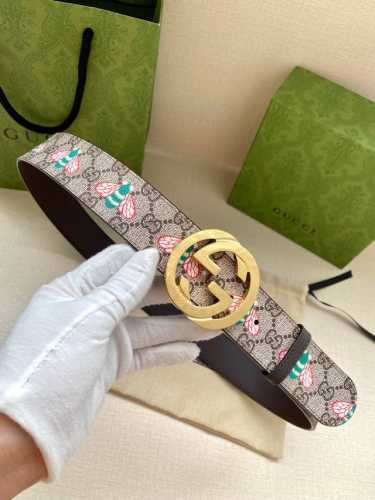 宽度4.0Cm Gucci 蜜蜂图案是Gucci动物王国中的标志性元素之一，在这款配饰中焕新演绎为卡通风格设计。这款腰带融合了经典蜜蜂元素和双G图案，突显品牌悠