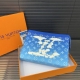 Louisvuitton 路易威登 Lv Pochette Voyage 蓝天白云印花手袋男士手拿包 洗漱包 实物拍摄 原厂原版面料 配送 礼盒 27 X 21