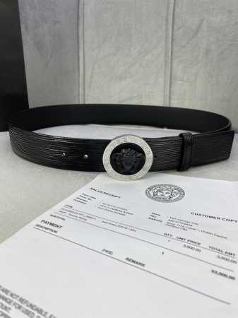 宽度4.0Cm 范思哲 此款水波纹 腰带饰有标志性的Versace美杜莎头像扣，彰显品牌格调。是一款精美的衣橱必备单品。 - 点击图像关闭