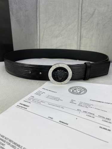 宽度4.0Cm 范思哲 此款水波纹 腰带饰有标志性的Versace美杜莎头像扣，彰显品牌格调。是一款精美的衣橱必备单品。