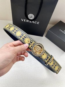 宽度4.0Cm Versace此款个性皮带由皮革制成，饰有Royal Rebellion印花，配有标志性Medusa五金配件搭扣