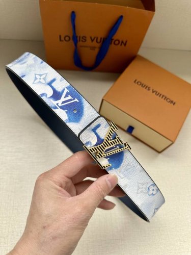 特 4.0宽:Lv Initiales Damier Stripes 双面腰带选取 Damier Stripes 帆布和素净牛皮革，搭配菱形古金 古白搭扣，与春