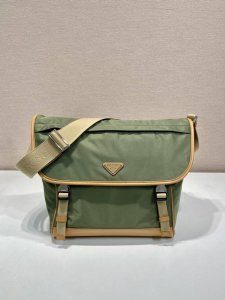 新款邮差包2Vd052A大号新色 这款邮差包由Re-Nylon再生尼龙面料设计，配撞色小牛皮，翻盖和按锁开合，三个外部拉链式口袋，内部拉链式口袋和贴袋。容量空间
