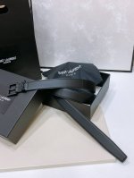 特 Salnt.Laurent.Paris. Le Cassandre树皮纹皮革腰带 腰带搭配可调节加长方扣和Le Cassandre环扣。镌刻圣罗兰 Pari