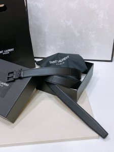 特 Salnt.Laurent.Paris. Le Cassandre树皮纹皮革腰带 腰带搭配可调节加长方扣和Le Cassandre环扣。镌刻圣罗兰 Pari