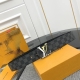 Lv Check 双面腰带以 Damier Infini 压纹皮革和深邃 Damier 帆布演绎两式风尚，再令 Marque L.Vuitton Déposée