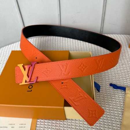 Lv 驢牌ss男士系列特別限量版與pou-Up最新聯名合作款 寬度40毫米 奢華與時尚的全新結合 雙荔枝紋顏色與五金顏色相呼應！成為獨特的亮眼之作！ - 点击图像关闭