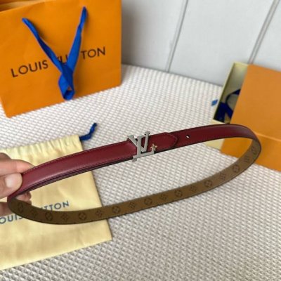 特 片裝1 寬：20Mm 驢家新品 Ss特別限定女士腰帶 全新設計搭扣搭配 一面光亮小牛皮 另一面防水料最新圖案 雙面用