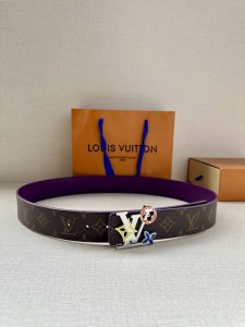 特 4.0宽 Lv Optic 双面腰带聚焦经典 Monogram 图案：一面呈现标志性印花帆布，另一面选用亮色皮革。色彩层叠令 Lv Optic 搭扣倍显瞩目