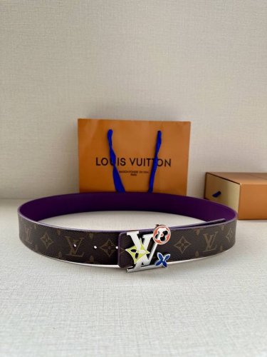 特 4.0宽 Lv Optic 双面腰带聚焦经典 Monogram 图案：一面呈现标志性印花帆布，另一面选用亮色皮革。色彩层叠令 Lv Optic 搭扣倍显瞩目