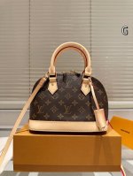 Lv Lv Alma Bb老花贝壳包 原版高品质 包包这款Retiro 手袋以标志性的老花面料制成 经典永恒。优雅低调的外形设计和宽敞的包身更加入了实用性。使用