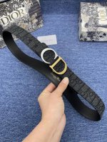 迪奥550 3.5Cm 特 这款 30 Montaigne Avenue 腰带从同名手袋汲取灵感，采用黑色光滑 牛皮革精心制作，质感柔软，设计优雅，饰以富有光泽