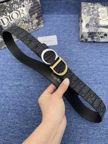 迪奥550 3.5Cm 特 这款 30 Montaigne Avenue 腰带从同名手袋汲取灵感，采用黑色光滑 牛皮革精心制作，质感柔软，设计优雅，饰以富有光泽