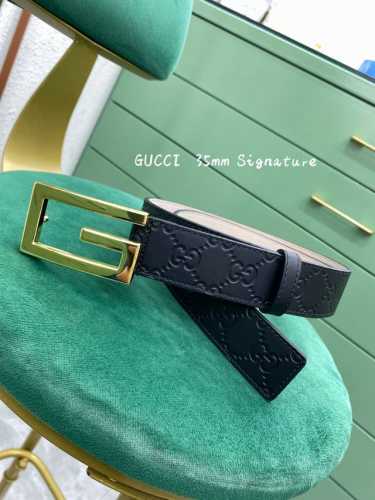 p200 Gucci 古驰 进口牛皮3.5Cm宽度双面两用 互扣式双G带扣腰带，采用热压印技术的Gucci Signature皮革精制而成，触感厚实，印花图案清