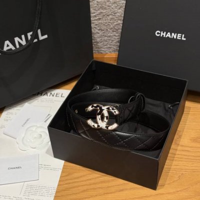 香家新款女士腰带 经典金属双C字母标志，采用菱格羊皮，羊皮质感超柔软，五金扣头做工非常好，显示腰型，巨百搭，搭配裙子 风衣 牛仔裤都很奈斯. 宽度30Mm