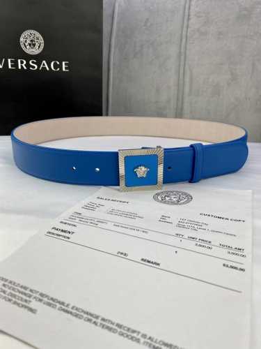 宽度4.0Cm Versaec 饭范思哲 此款时尚平纹腰带由柔软的小牛皮革制成，饰有立体美杜莎搭扣。