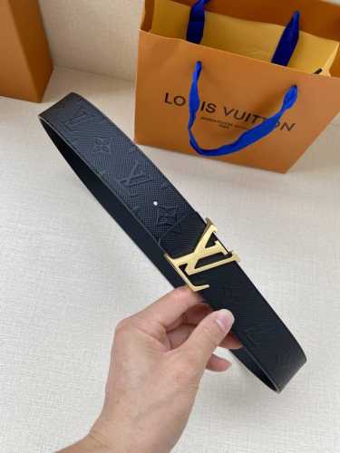 Lv原单头层牛皮压老花面，内衬头层小牛皮底，搭配原单刚扣 专柜宽度