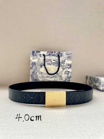 宽度4.0Cm Dior 这款 40 毫米双面腰带结合典雅气质与摩登风范。双面设计，一面采用海军蓝色 Cd Diamond 图案帆布 ，另一面采用同色调光滑牛皮 - 点击图像关闭