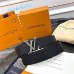 Lv Optic 40 毫米双面腰带取材丝滑牛皮革，中央 Lv Initiales 搭扣在浓郁色调中亦可呈现鲜明轮廓，为整体造型注入当代个性。