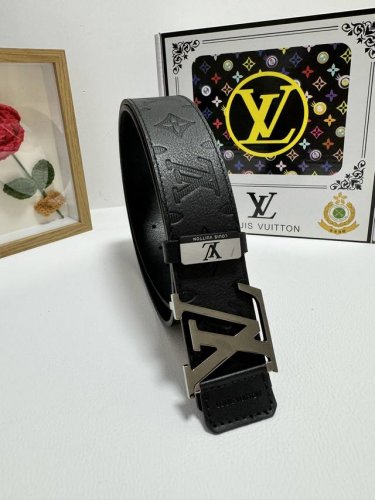 品名：Lv..路易..威登 材质：原单牛皮腰带 百分百头层牛皮腰带保证真皮，24K纯钢扣，专柜原单品质、做工精细，时尚大牌，送人自用首选 包装： 请认准如图专柜