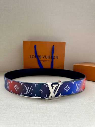 4.0宽Lv Pyramide This Is Not Mng 双面腰带令 Monogram 图案沉入朦胧意境，反面衔接做旧光滑牛皮革，一展艺术气息。Lv Py