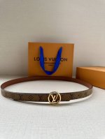 2.0宽 本款 Lv Iconic 双面腰带新款 搭配标志性 Iconic 搭扣，无论展现 Monogram Reverse 帆布或素雅牛皮革，均可为挚爱造型注