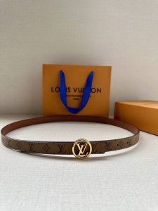 2.0宽 本款 Lv Iconic 双面腰带新款 搭配标志性 Iconic 搭扣，无论展现 Monogram Reverse 帆布或素雅牛皮革，均可为挚爱造型注