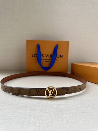 2.0宽 本款 Lv Iconic 双面腰带新款 搭配标志性 Iconic 搭扣，无论展现 Monogram Reverse 帆布或素雅牛皮革，均可为挚爱造型注
