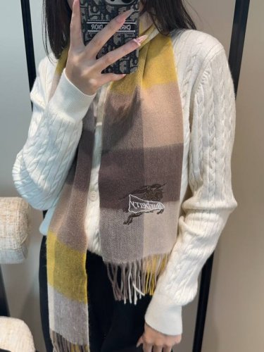 家属福利来了！！巴宝莉高端重磅男士围巾！ 怒赞推荐，激动~！！下手绝对要快，同步专柜，最高端的男士款~工艺难度大，超级无敌软糯 渐变效果围巾！我们这个价格P真的