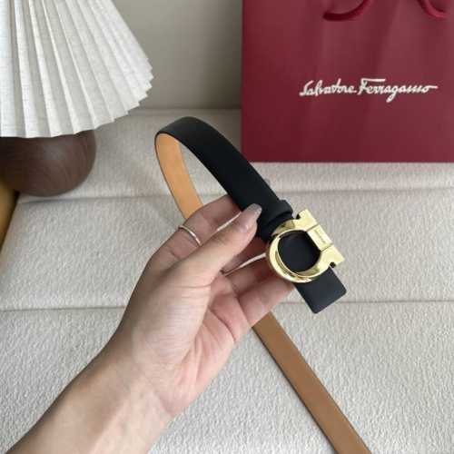 Ferragamo菲拉格慕现代经典 焕新演绎 双面双色设计彰显个性型格 配以抛光金色Gancini扣饰 镶式花边富有妙趣 增添精致活力 宽2.5Cm