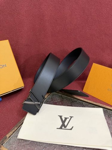 Lv Dimension 4.0双面腰带将经典格调引入新颖尺幅设计。皮革压印 Lv 字母和 Monogram 花卉，与纤秀 Lv 字母搭扣相映成趣，令品牌标识低
