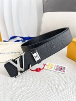 品名： Lv..路易..威登腰带皮带原单 型号：挂扣，经典纯钢材质面字母挂扣，头层牛皮，图片实物拍摄 材料：头层牛皮，挂扣系列，纯钢材质扣头，钯镀电镀工艺永不掉
